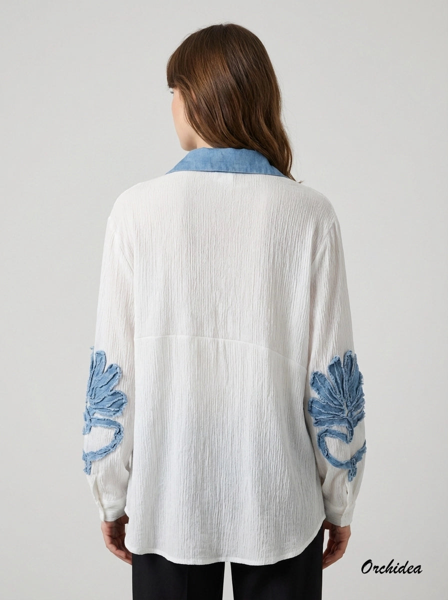 Bílá košile s modrými detaily a 3D aplikacemi na rukávech