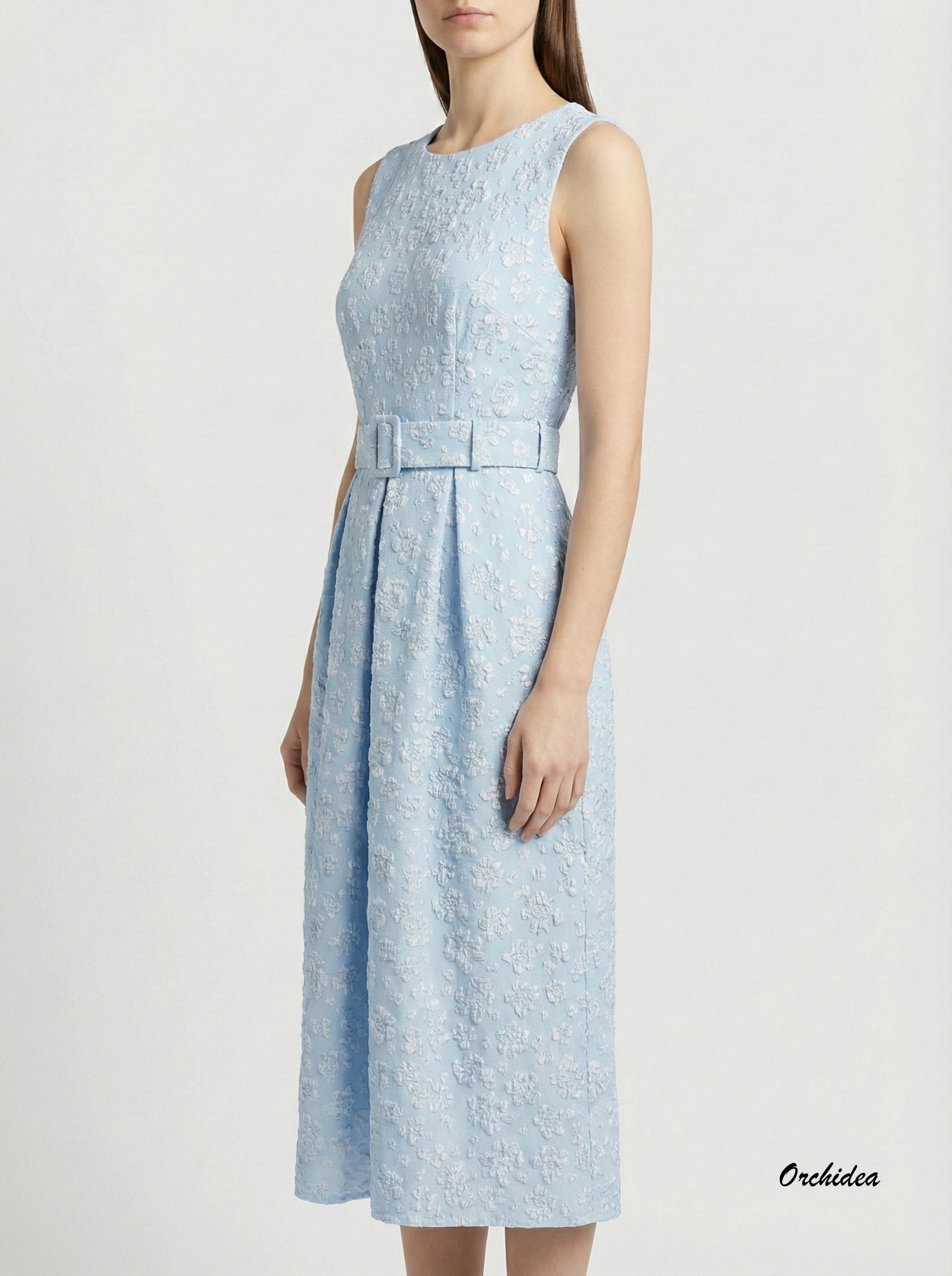 Světle modré midi šaty s 3D florální texturou