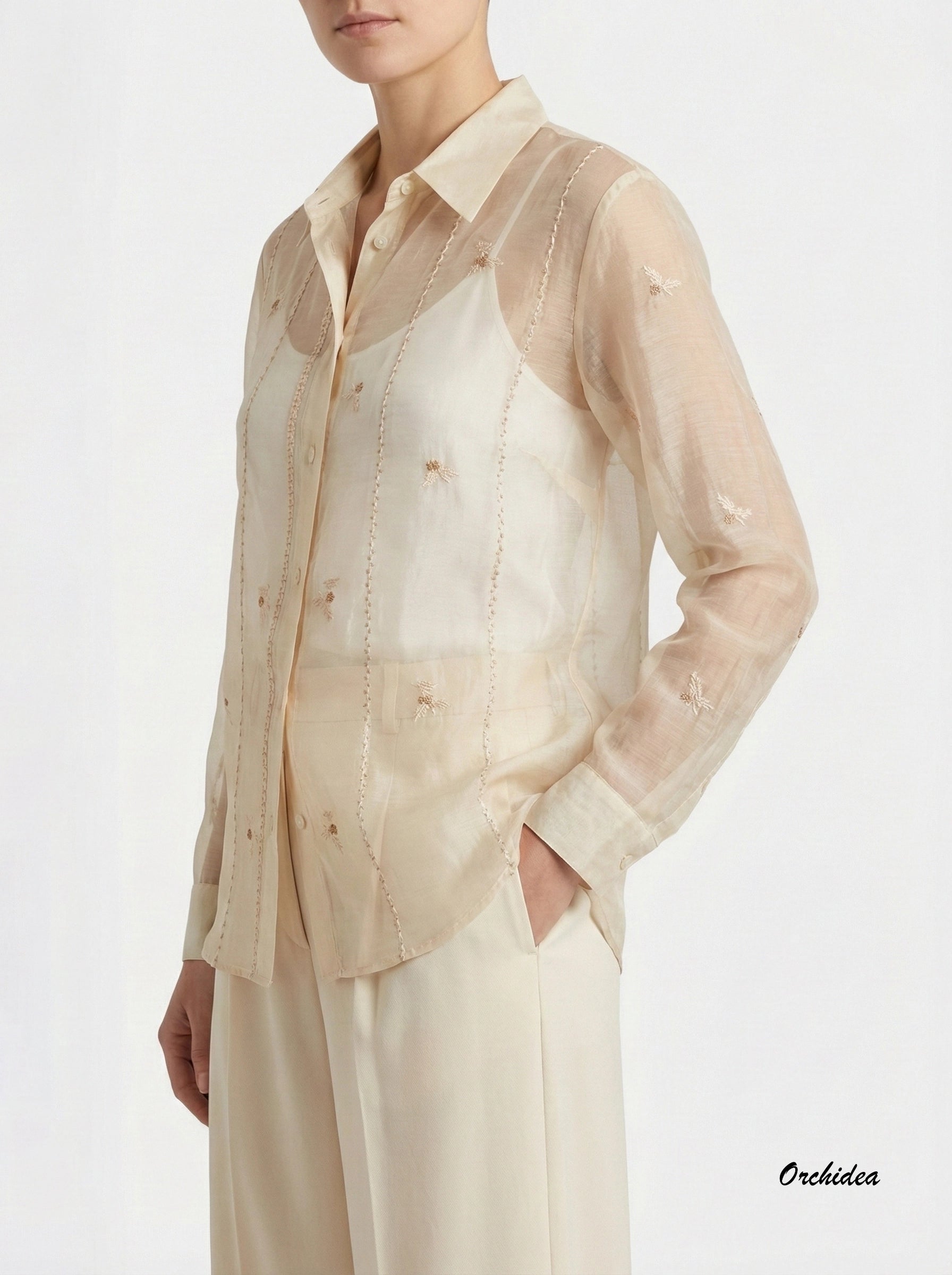 Halenka s jemnou výšivkou