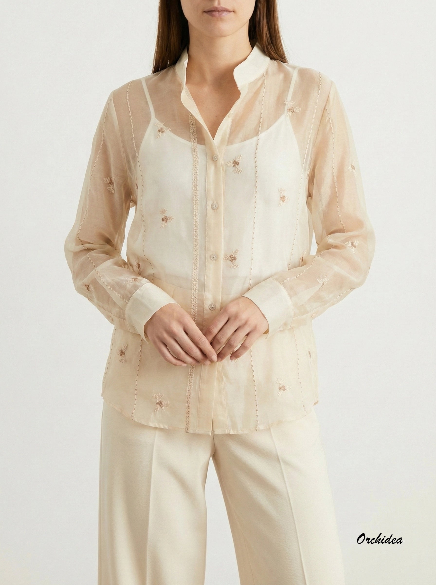 Halenka s jemnou výšivkou