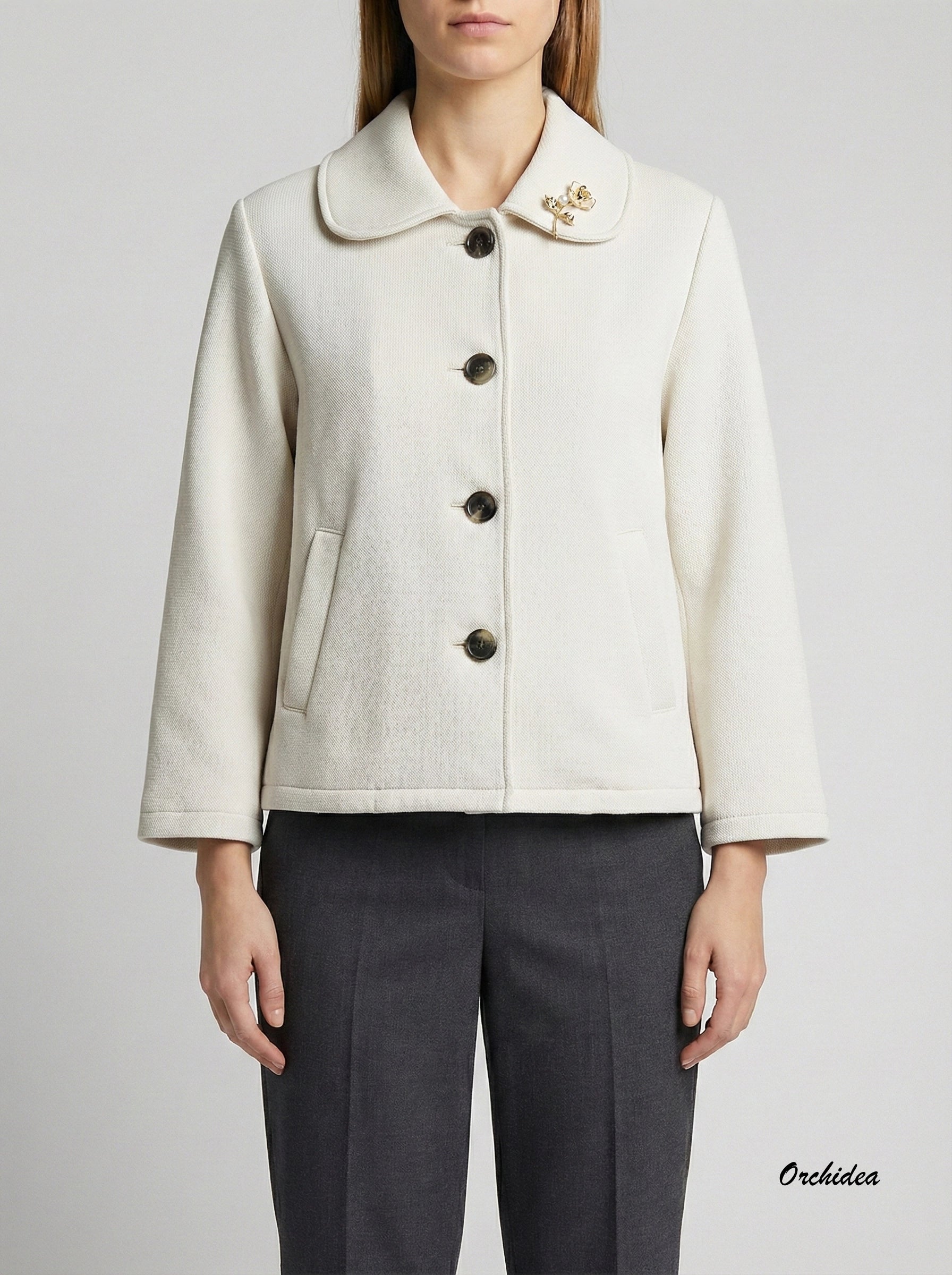 Krémové sako se zaobleným límcem a broží
