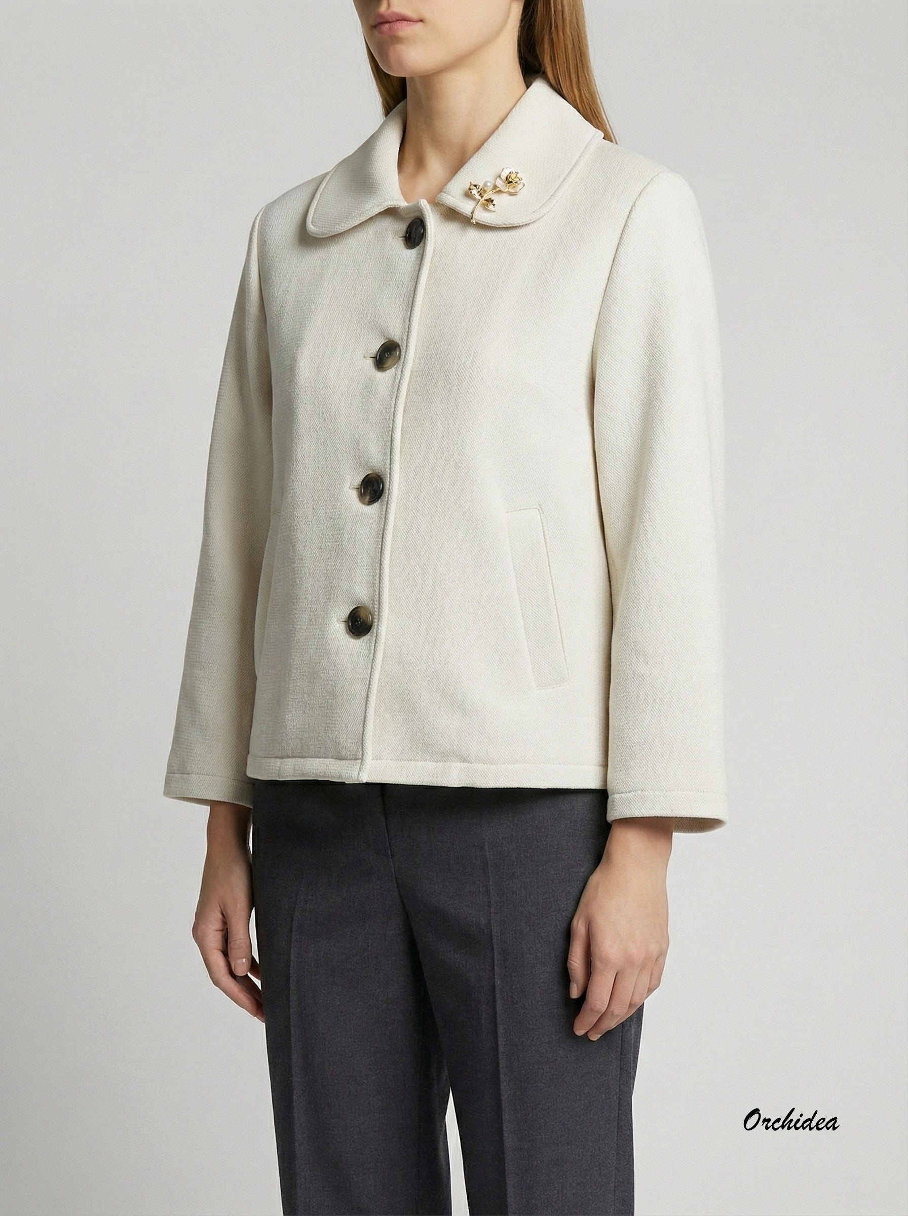 Krémové sako se zaobleným límcem a broží