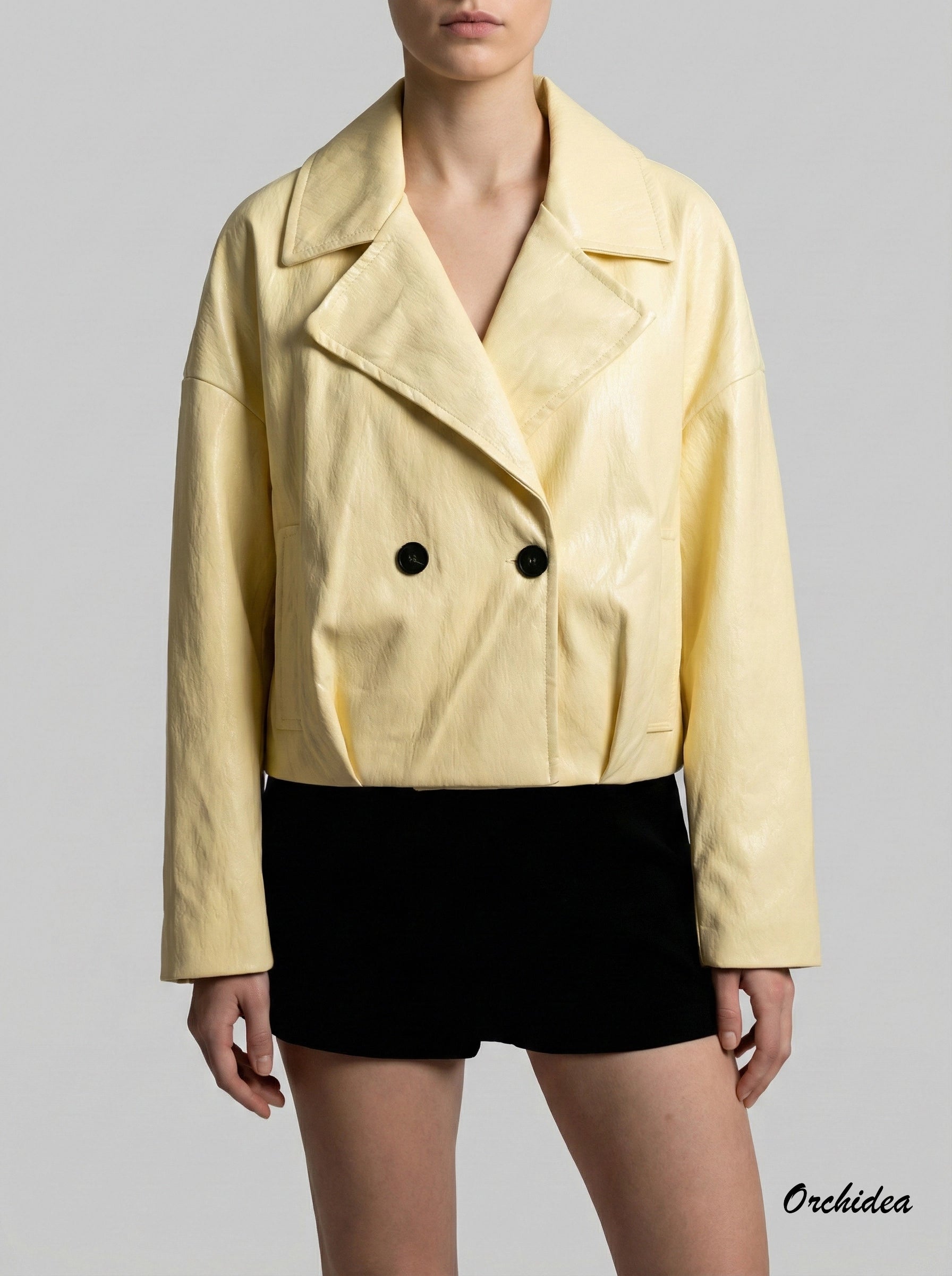 Světle žlutá bunda z texturované imitace kůže