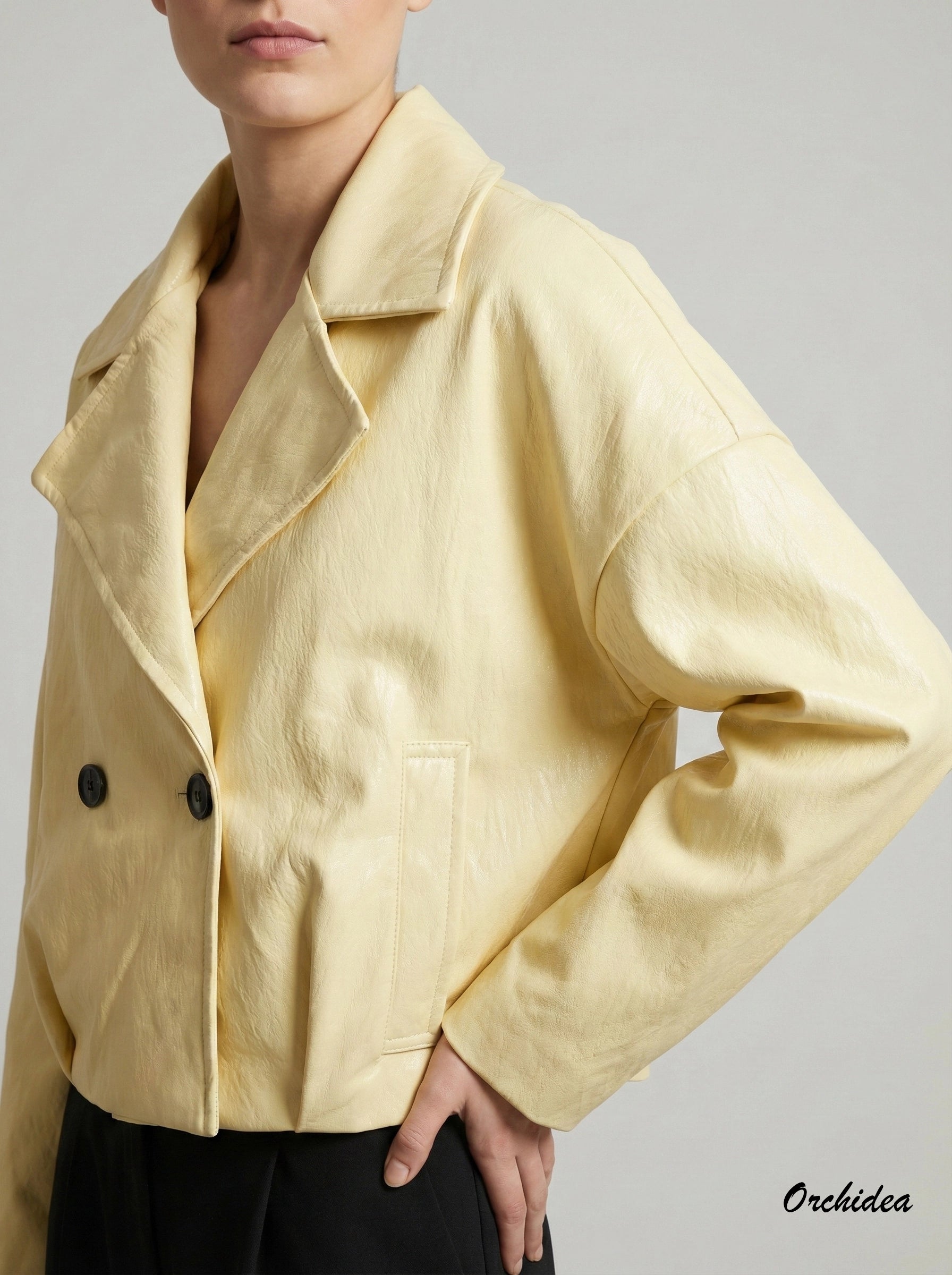 Světle žlutá bunda z texturované imitace kůže