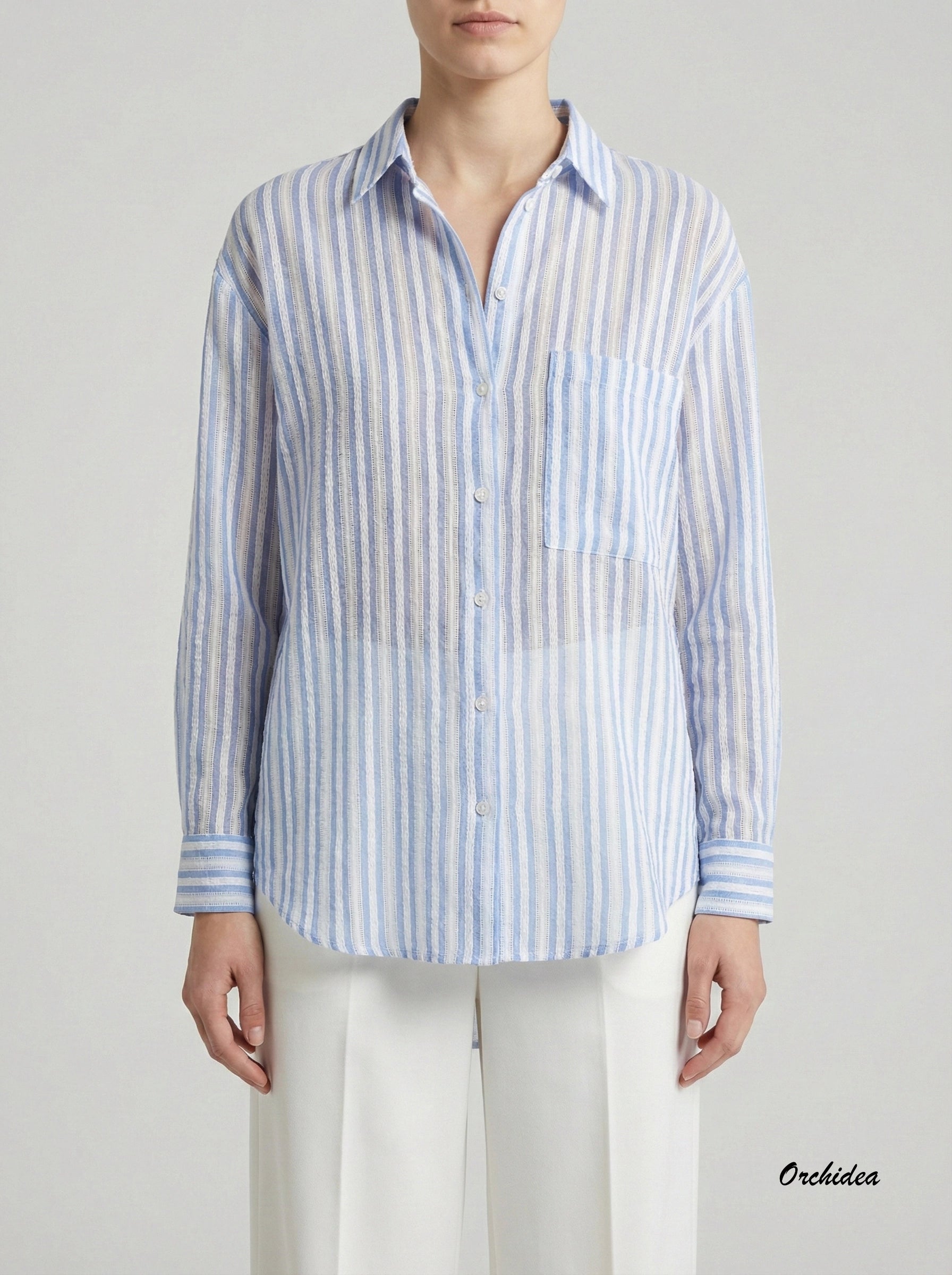 Světle modrá pruhovaná košile s náprsní kapsou