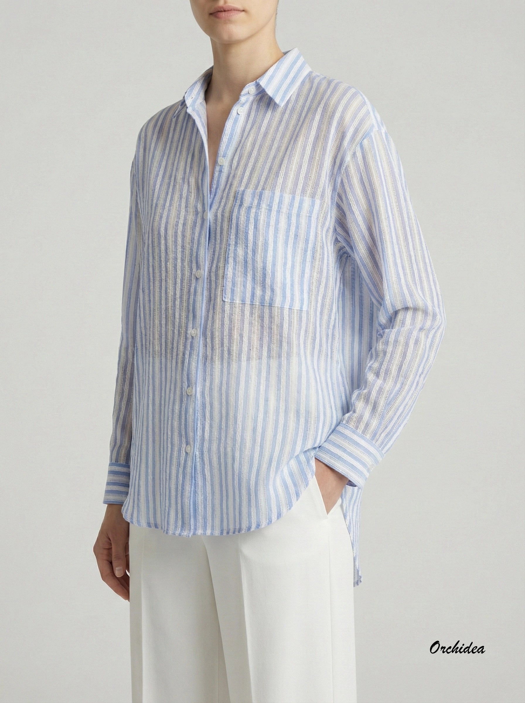 Světle modrá pruhovaná košile s náprsní kapsou