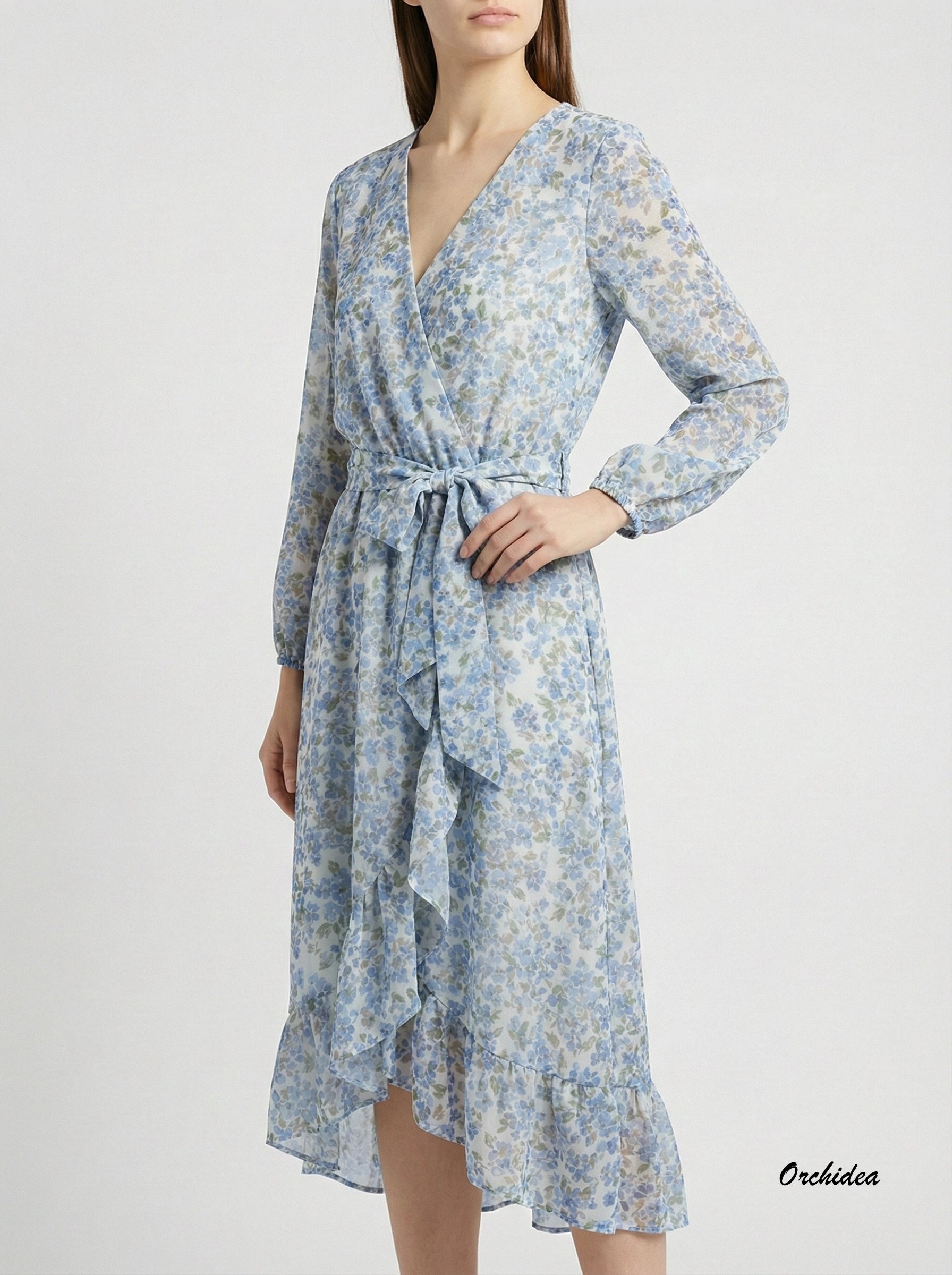 Romantické zavinovací šaty s asymetrickým volánem