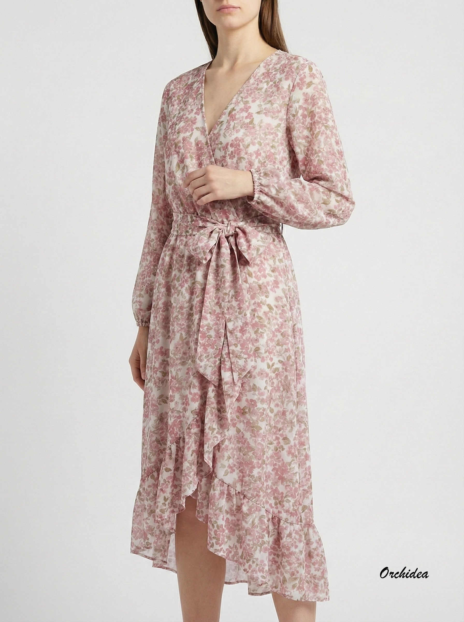 Romantické zavinovací šaty s asymetrickým volánem