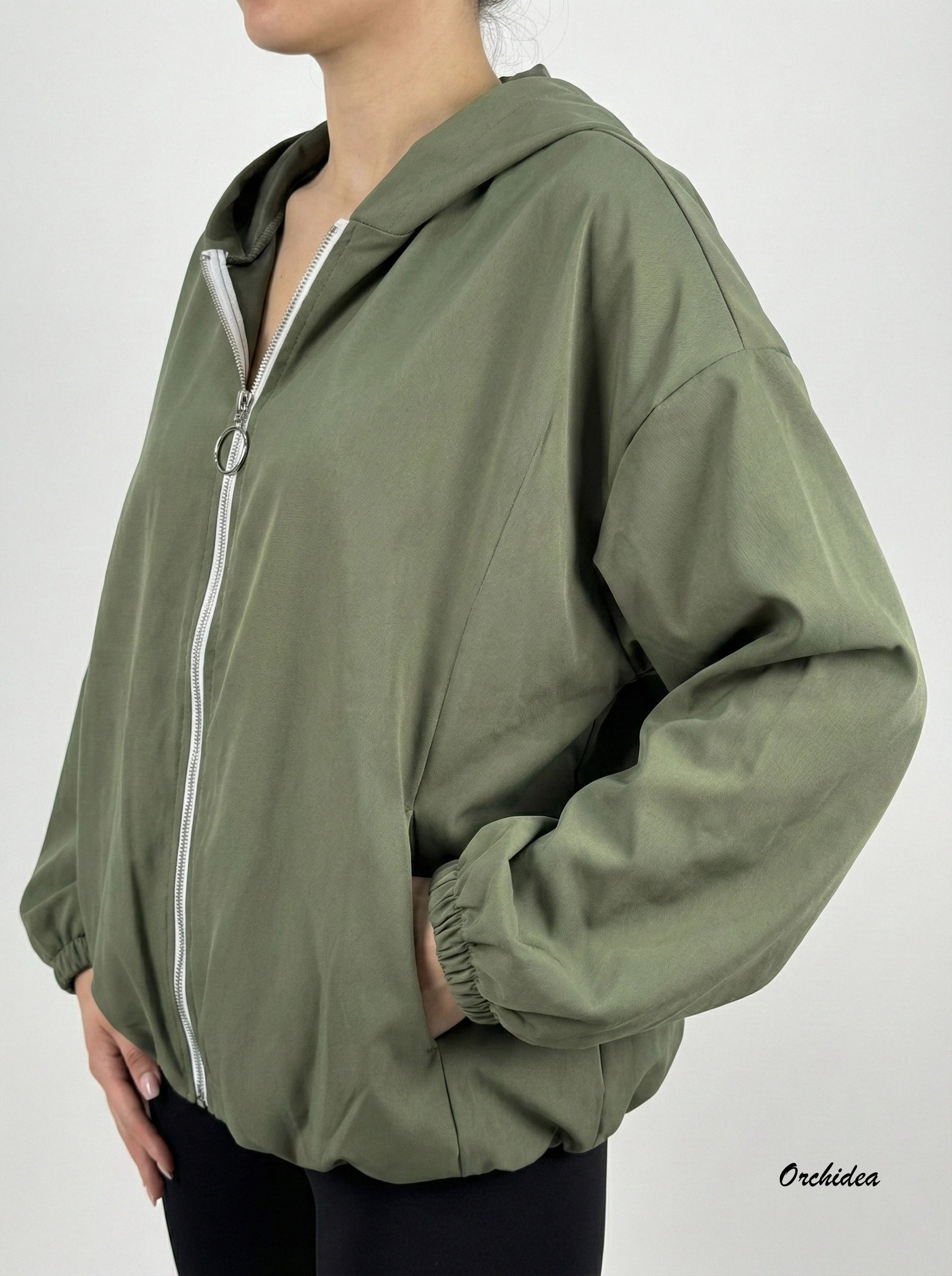 Lehká khaki bunda s kapucí a prstencovým zipem