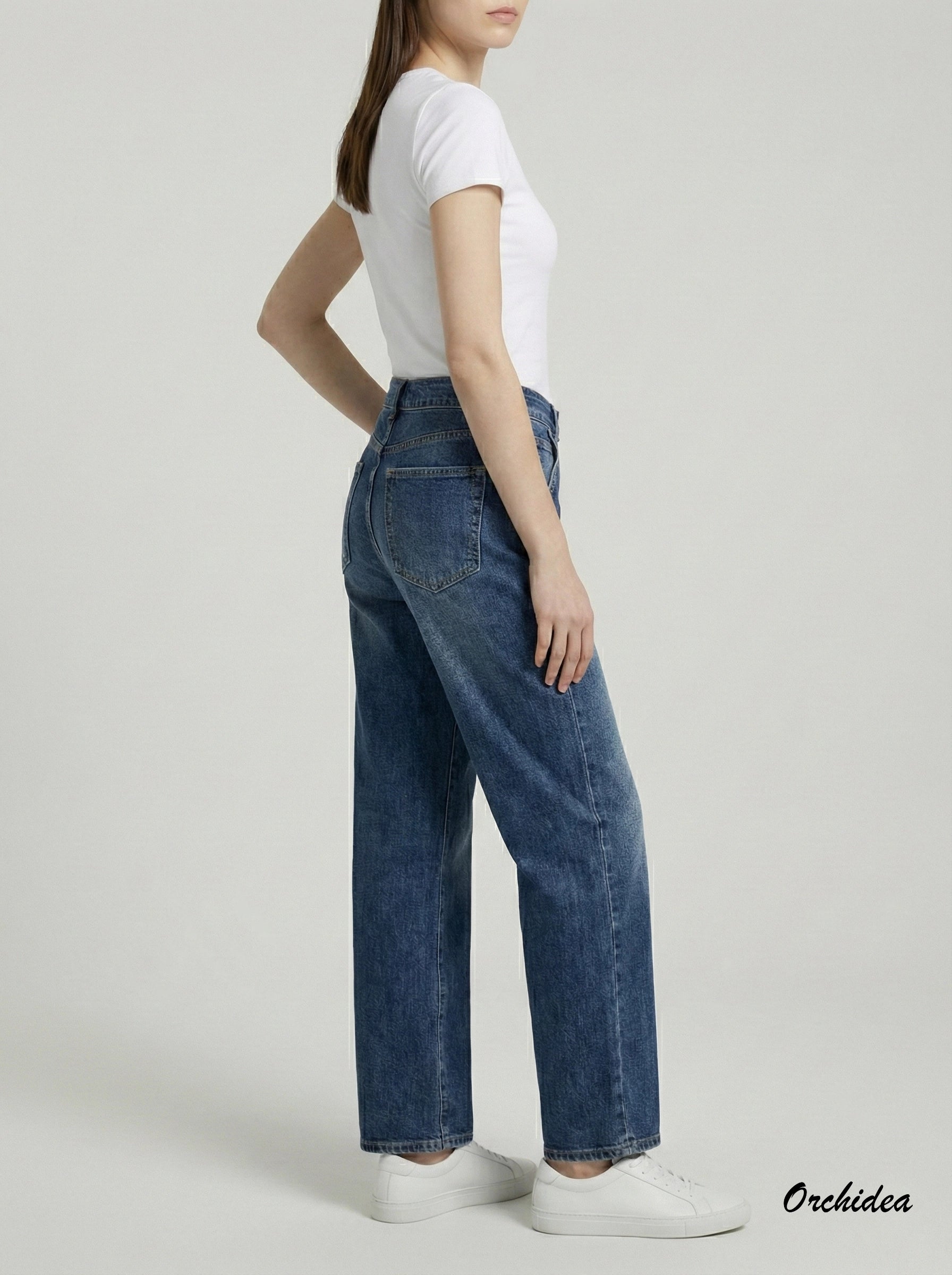 Tmavě modré džíny s výrazným šisováním