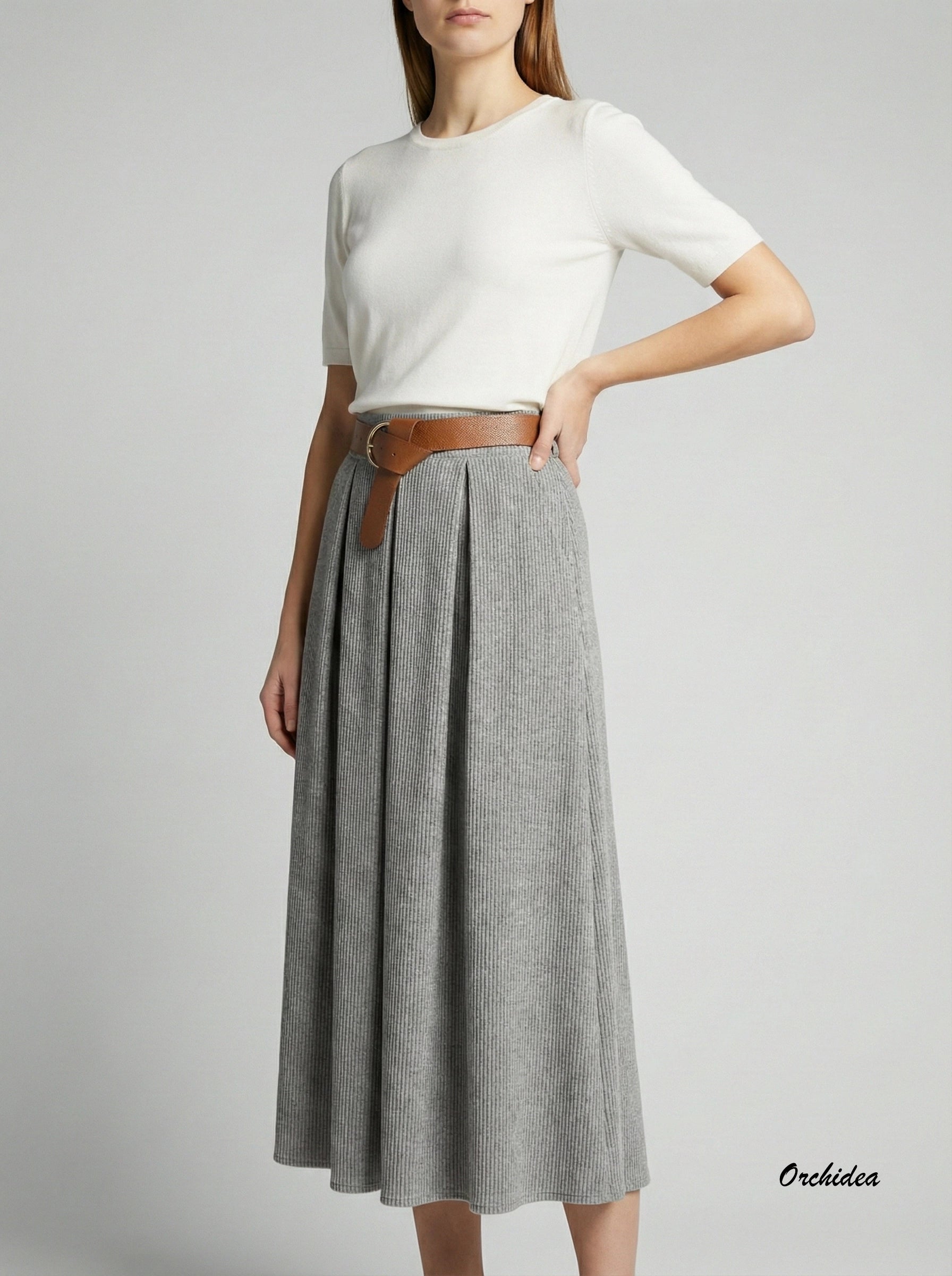 Elegantní šedá midi sukně s jemnou strukturou