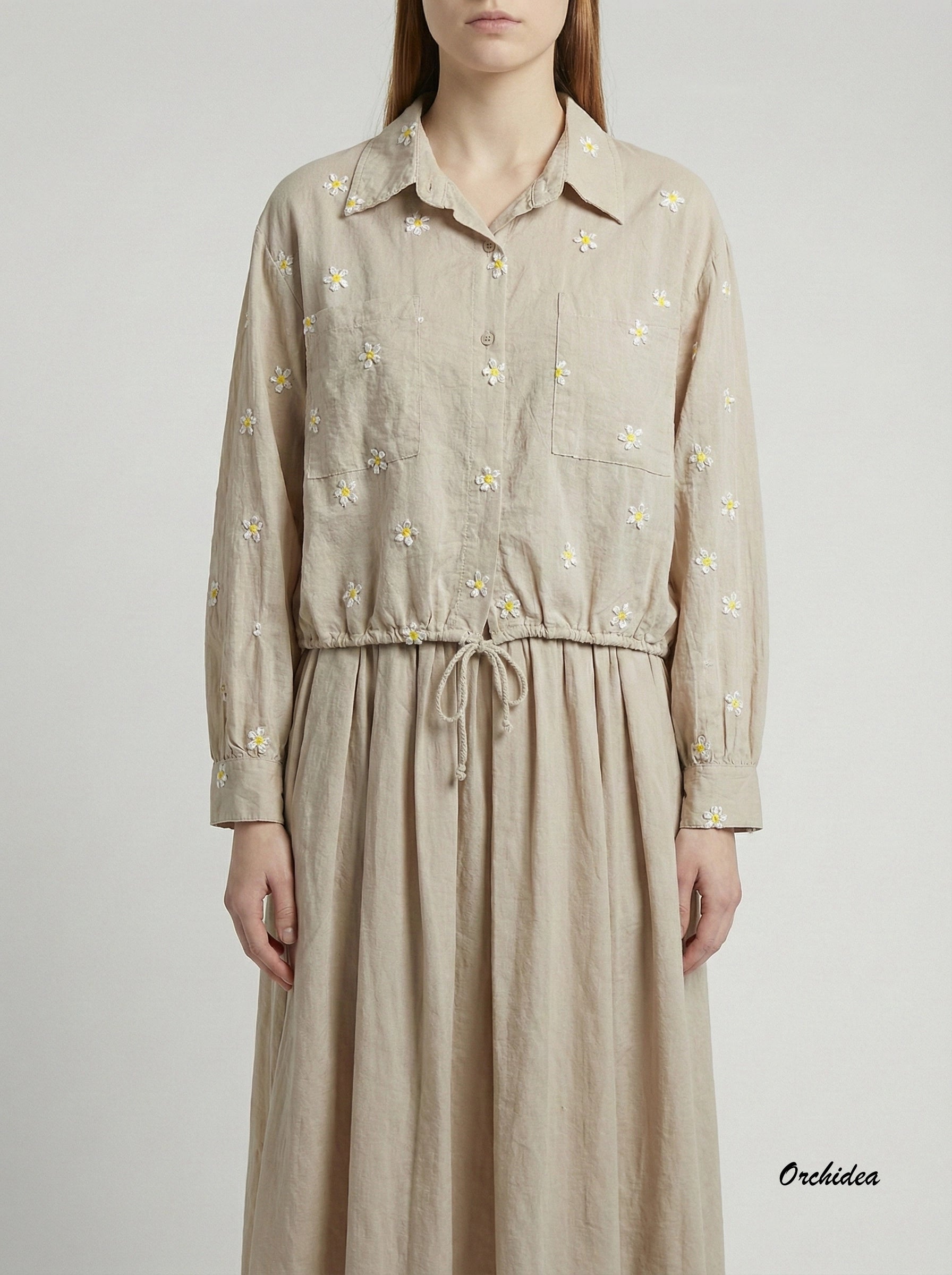 Šatový komplet s výšivkou kopretin