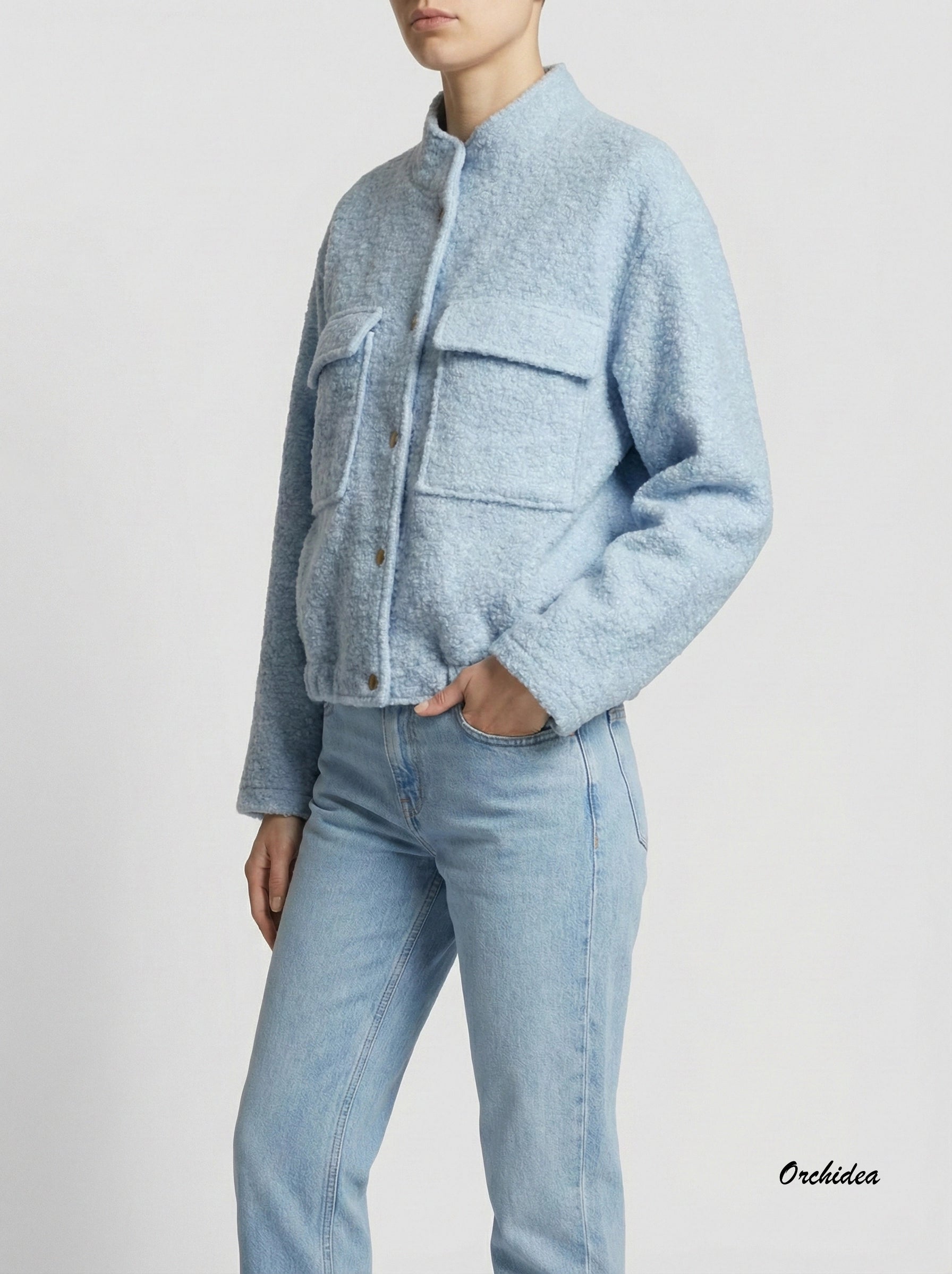 Krátká bouclé bunda se stojáčkem a velkými kapsami