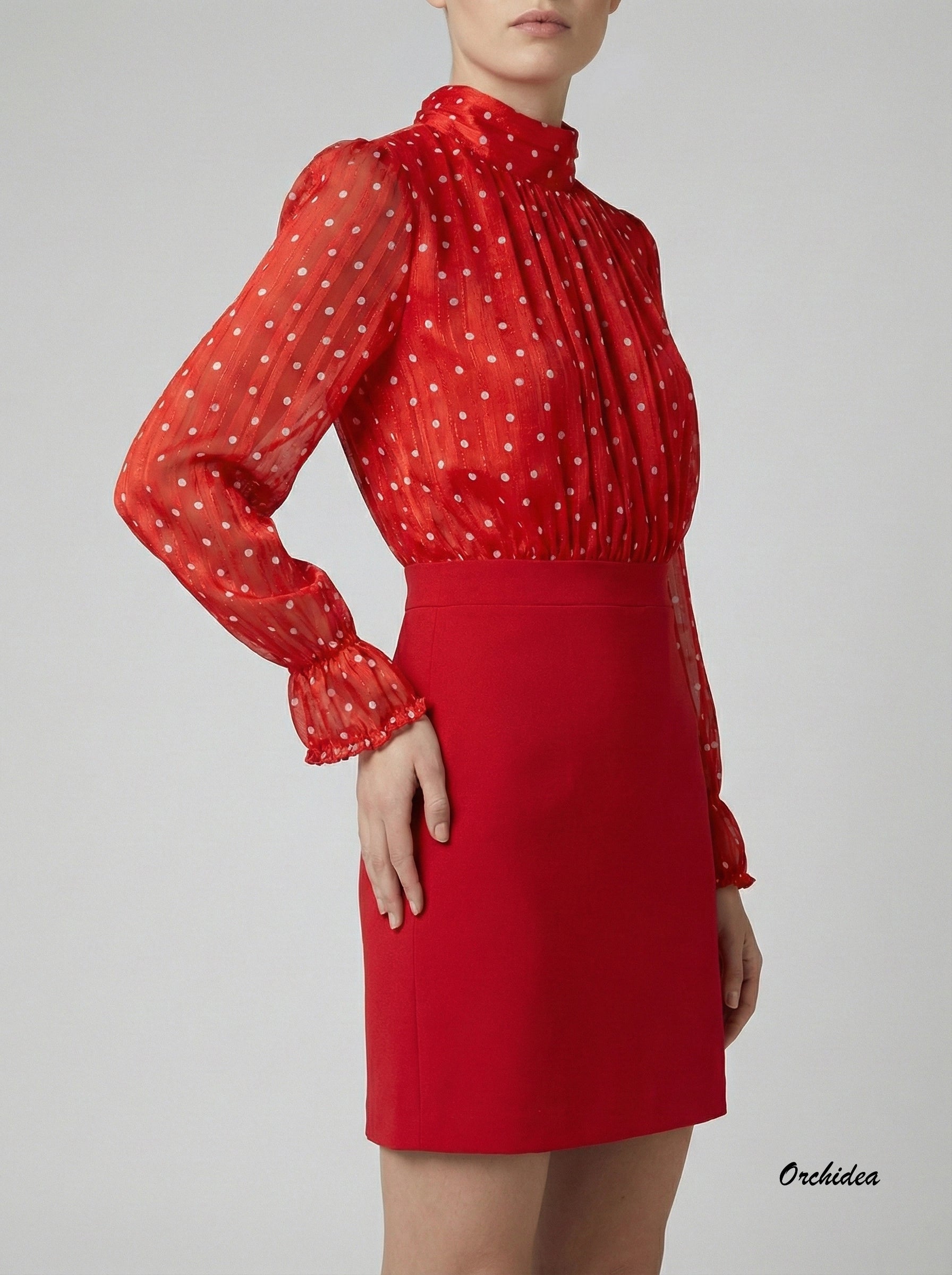 Červené šaty s puntíkovaným vrškem a stojáčkem