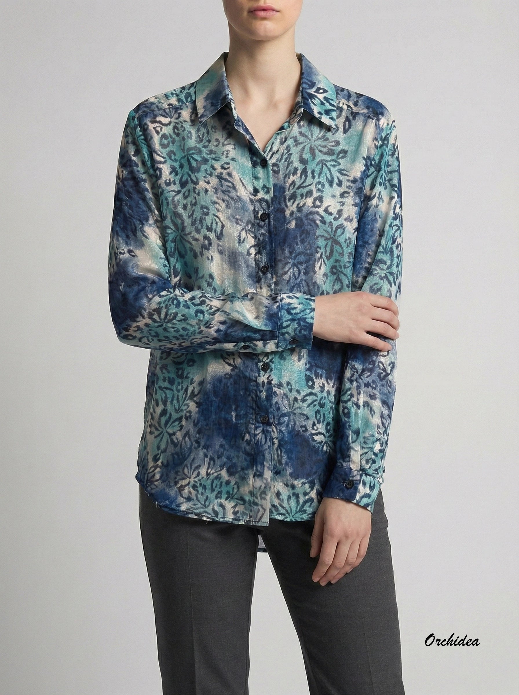 Modrá halenka s abstraktním akvarelovým vzorem