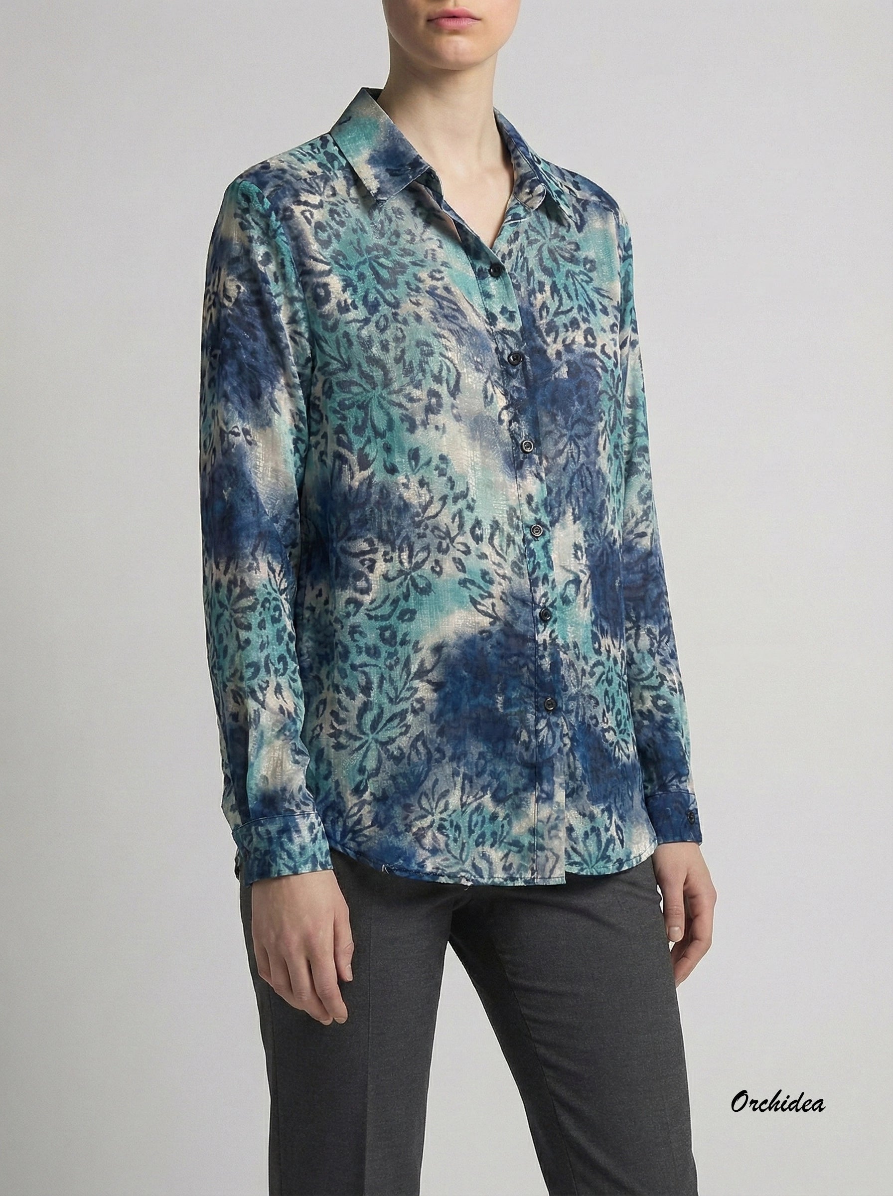 Modrá halenka s abstraktním akvarelovým vzorem