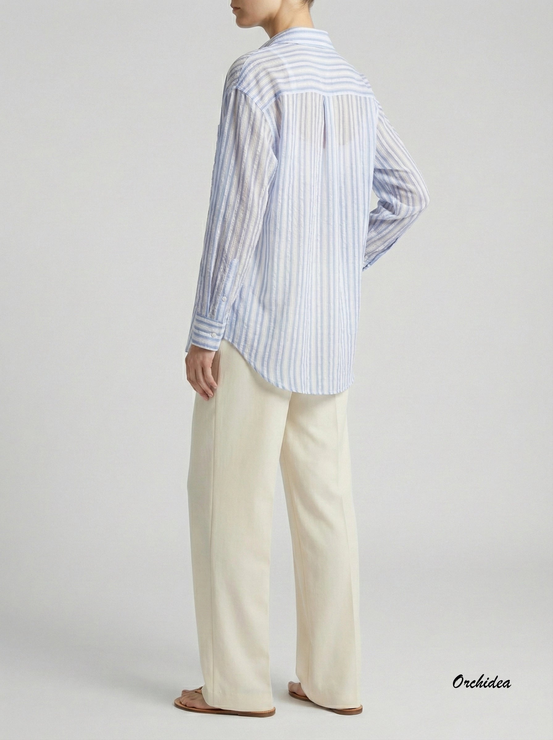 Světle modrá pruhovaná košile s náprsní kapsou