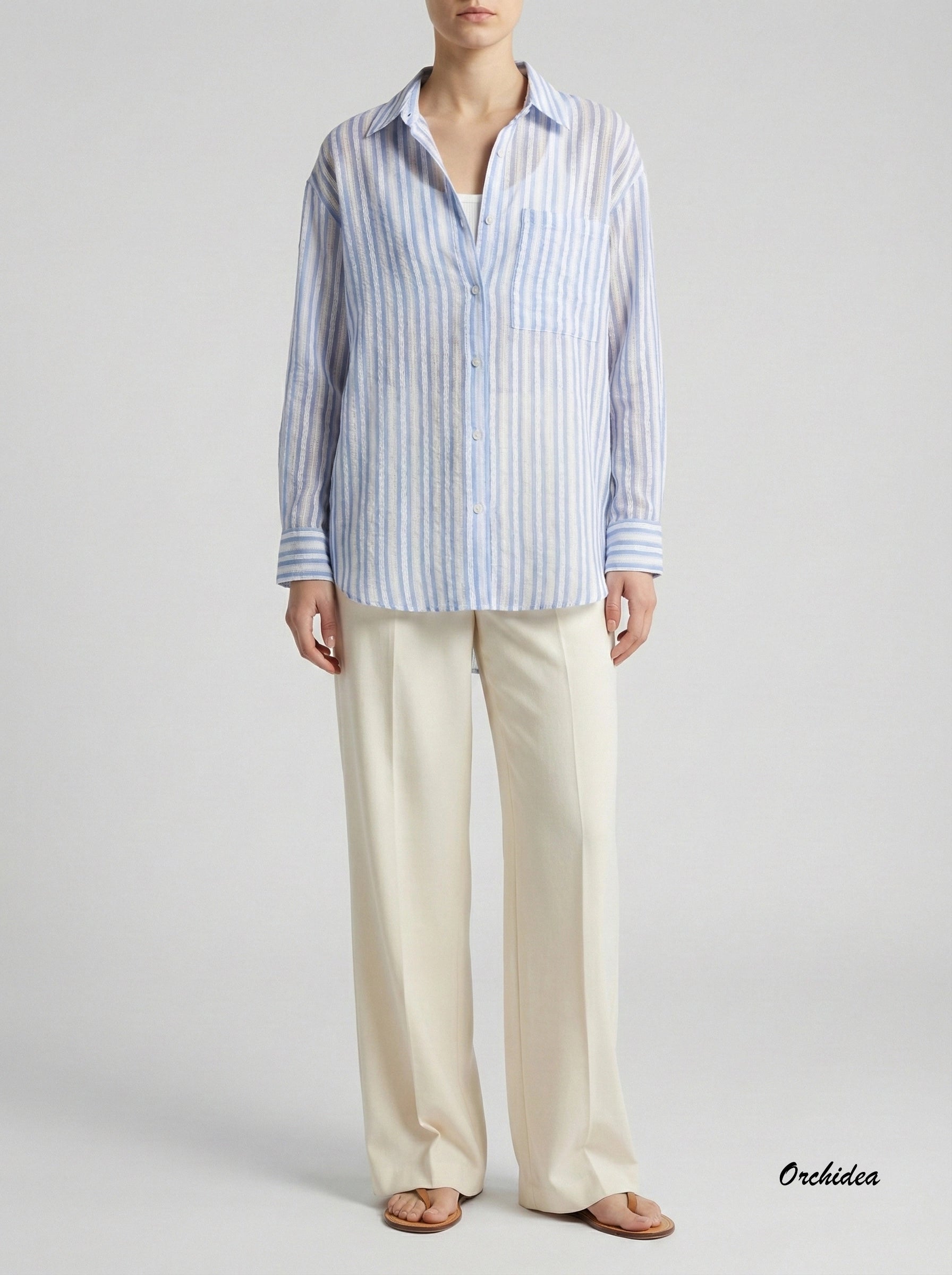 Světle modrá pruhovaná košile s náprsní kapsou