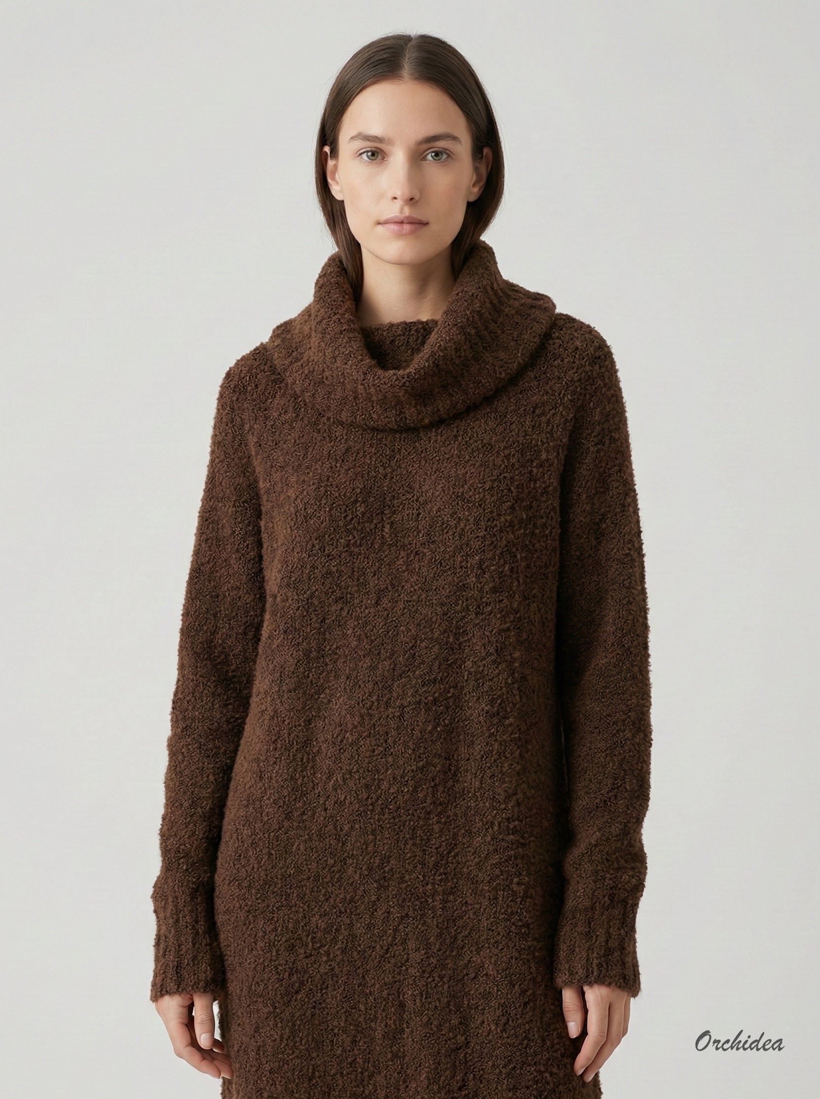 Dlouhý hnědý svetr s rolákem